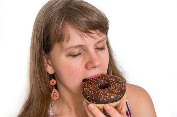 Привлекательная женщина ест вкусный пончик — стоковое фото