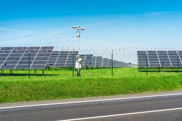 Solarkraftwerk mit erneuerbarer Energie aus der Sonne — Stockfoto