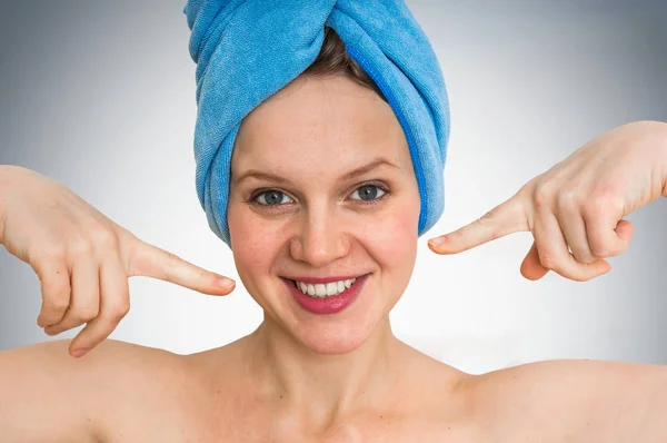 Vacker kvinna med Blå handduk på huvudet — Stockfoto