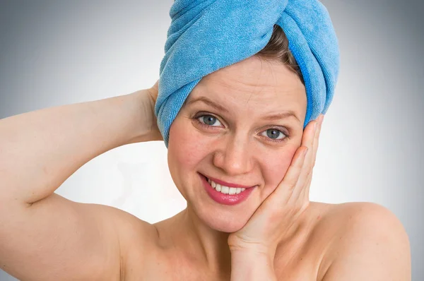 Hermosa mujer con toalla azul en la cabeza — Foto de Stock