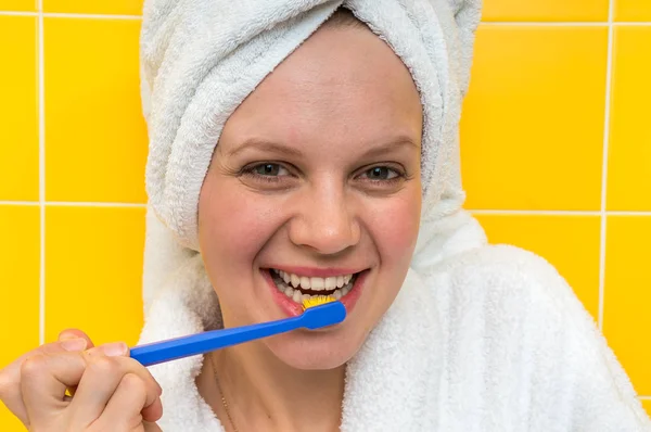 Mujer cepillándose los dientes con cepillo de dientes - concepto de cuidado dental — Foto de Stock