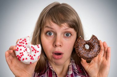 Çekici kadın arasında iki donut seçmektir