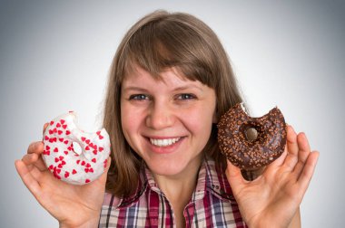 Çekici kadın arasında iki donut seçmektir