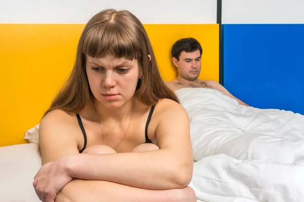 Casal tendo conflito na cama em casa - conceito de briga familiar — Fotografia de Stock