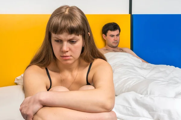 Paar met conflict in bed thuis - familie ruzie concept — Stockfoto