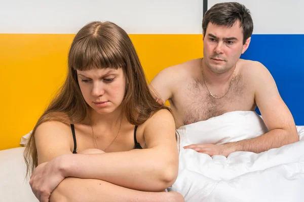 Pareja que tiene conflicto en la cama en casa - concepto de disputa familiar — Foto de Stock