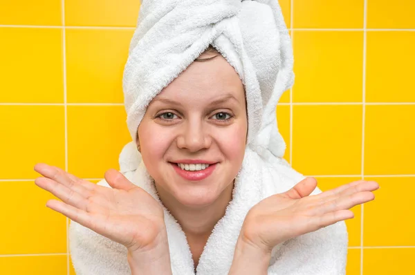 Mujer sonriente en albornoz con toalla en la cabeza —  Fotos de Stock
