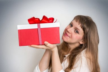 Çok gülümseyen kadın kırmızı hediye kutusu