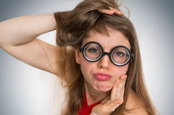 Engraçado nerd ou geek mulher com expressão sexual no rosto — Fotografia de Stock