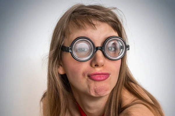 Grappige nerd of geek vrouw met seksuele expressie op gezicht — Stockfoto