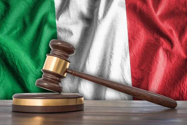 Gavel en bois et drapeau de l'Italie sur fond - concept de droit — Photo