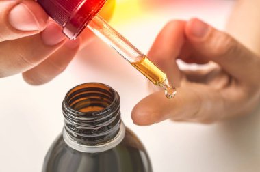 Yüz için kollajen serumu kadın parmağına düşüyor