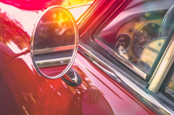 Miroir latéral d'une voiture rétro rouge — Photo