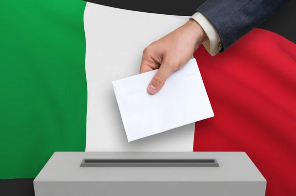 Élection en Italie - voter à l'urne — Photo