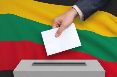 Litvanya 'da seçim - oy sandığında oy kullanma