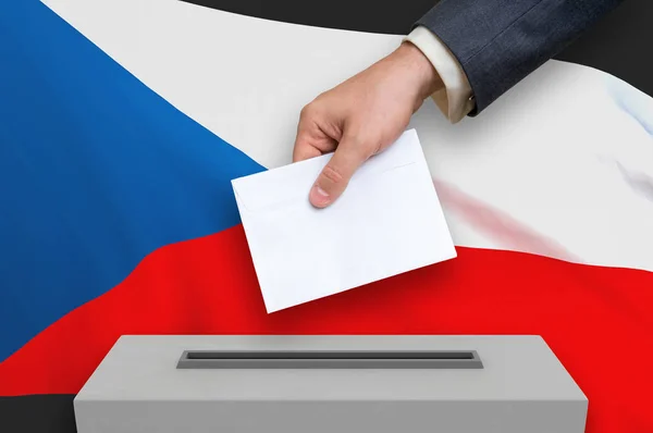 在捷克共和国-在投票箱投票选举 — 图库照片