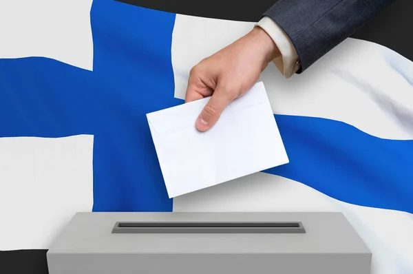 在芬兰-在投票箱投票选举 — 图库照片