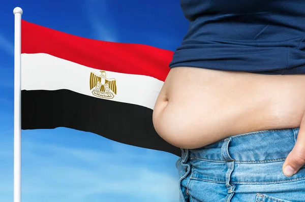 Problema di obesità in Egitto. Donna in sovrappeso sullo sfondo . — Foto Stock