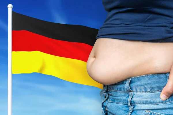 Obesitas probleem in Duitsland. vrouw met overgewicht op de achtergrond. — Stockfoto