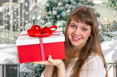 Çok gülümseyen kadın kırmızı hediye kutusu