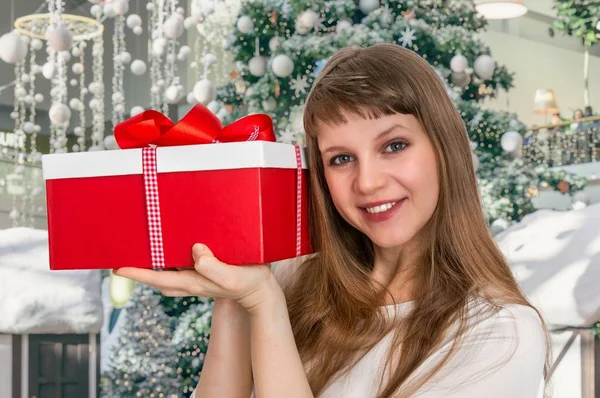 Jolie femme souriante avec boîte cadeau rouge — Photo
