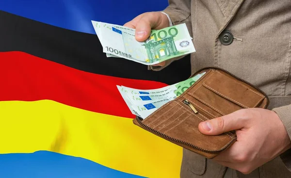 Investovat peníze do Německa. Bohatý muž se spoustou peněz. — Stock fotografie