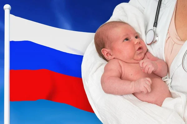 Рівень народжуваності в Росії. Дитина в руках лікаря.. — стокове фото