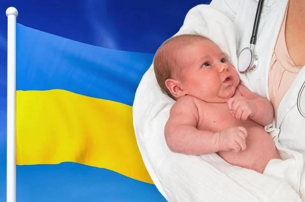 Wskaźnik urodzeń na Ukrainie. Noworodek w rękach lekarza. — Zdjęcie stockowe