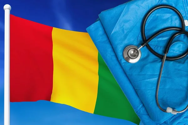 Salud en Guinea. Estetoscopio y uniforme médico . — Foto de Stock