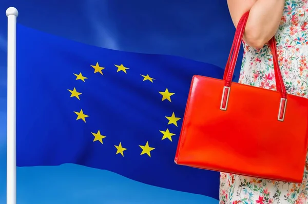Nakupování v Evropské unii. Žena s červenou koženou taškou. — Stock fotografie