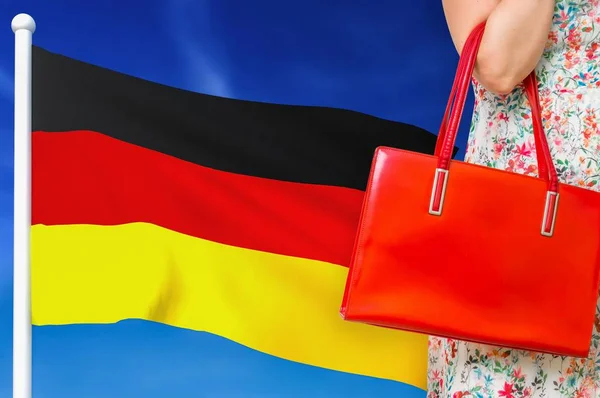 Einkaufen in Deutschland. Frau mit roter Ledertasche. — Stockfoto
