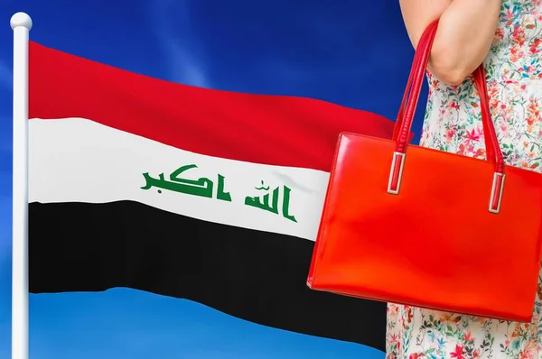 Shopping in Iraq. Donna con borsa in pelle rossa . — Foto Stock