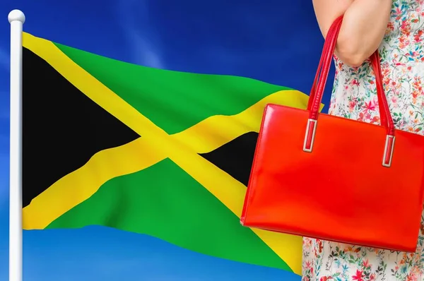 Einkaufen in Jamaica. Frau mit roter Ledertasche. — Stockfoto