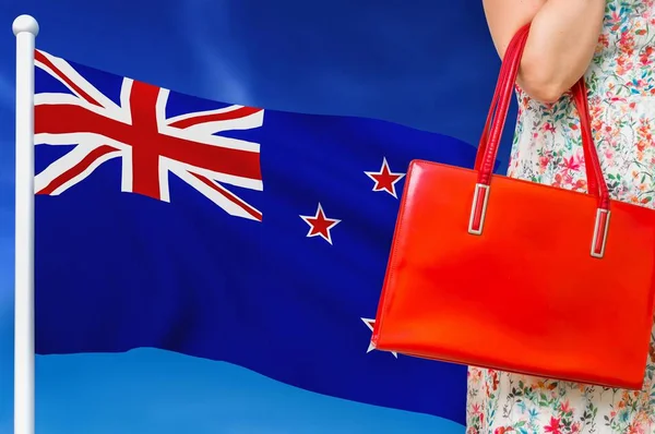 Compras na Nova Zelândia. Mulher com saco de couro vermelho . — Fotografia de Stock