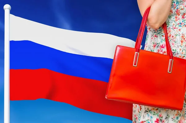 Einkaufen in Russland. Frau mit roter Ledertasche. — Stockfoto