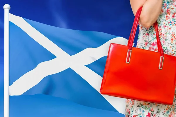 Shopping in Scotland. Woman with red leather bag. — Stock Photo, Image