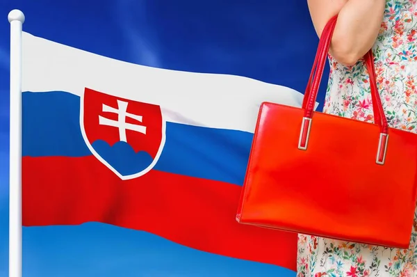 Vásárlás Szlovákiában. Nő piros bőrzsákkal. — Stock Fotó