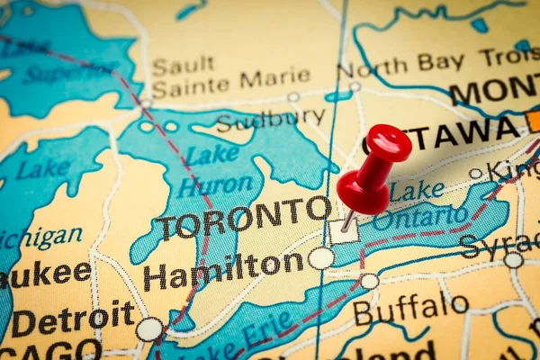 Pushpin señala a la ciudad de Toronto en Canadá — Foto de Stock