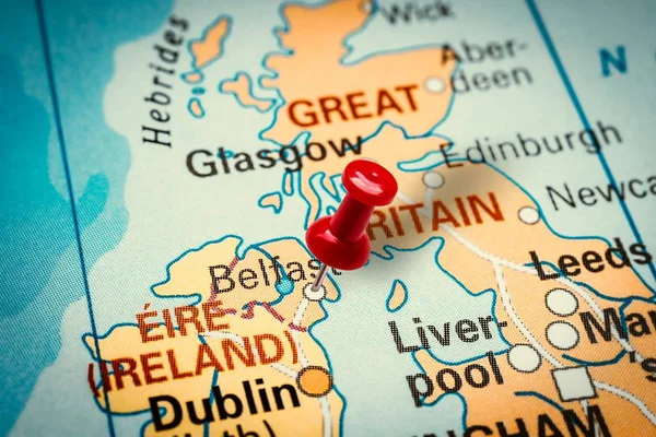 Anstecknadel zeigt auf belebte Stadt in Irland — Stockfoto