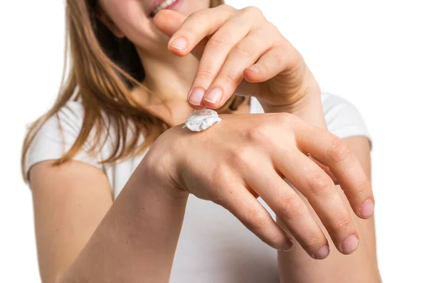 Las manos femeninas aplicando crema de manos - cuidado de la piel —  Fotos de Stock