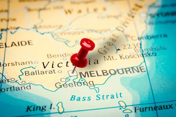 Pushpin señala a la ciudad de Melbourne en Australia — Foto de Stock