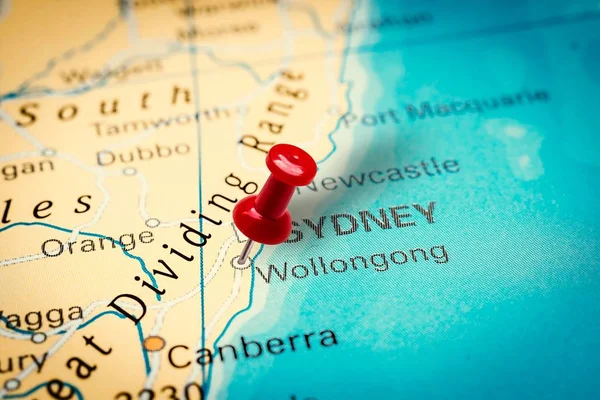 Pushpin señala a la ciudad de Wollongong en Australia — Foto de Stock