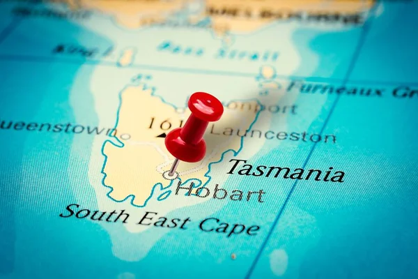 Pushpin señala la ciudad de Hobart en Tasmania, Australia — Foto de Stock