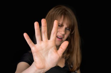 Kadın eliyle dur jest gösterilen