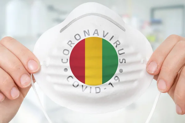 带有几内亚国旗的呼吸机面具 Coronavirus Covid 19流行病概念 — 图库照片
