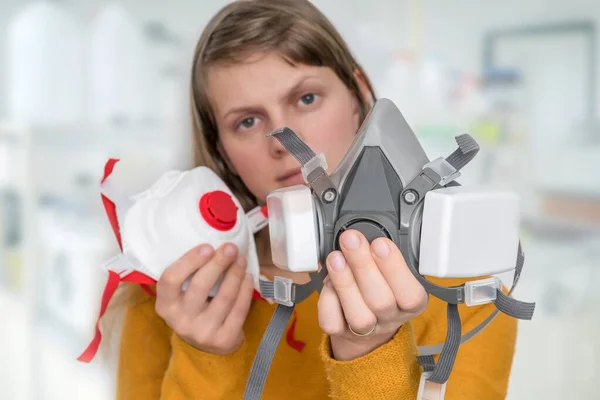 Woman Chooses Ffp3 Respirator Mask Sars Mers Coronavirus Concept — Stock Photo, Image