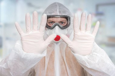 Ffp3 solunum maskeli bilim adamı jesti durdurma - Sars, Mers, Coronavirus konsepti