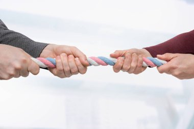 İş adamları halatı zıt yönlere çekiyor. Rekabet kavramı.