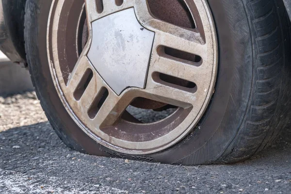Hurdaya Dönmüş Araba Tekerleği Lastik Unutulmuş Araba Sokak Konsepti — Stok fotoğraf