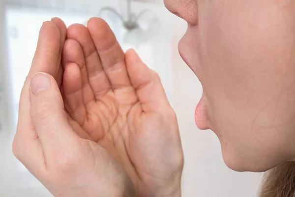 Mujer Está Comprobando Respiración Las Palmas Las Manos Problema Olor — Foto de Stock